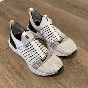 Mens size 9 Nike react phantom run flyknit 2 shoes